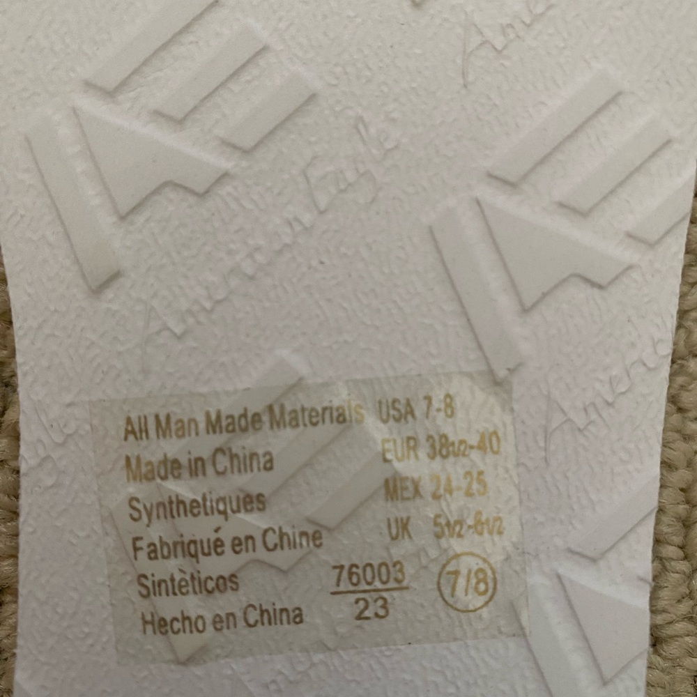 NWT American Eagle white flip flops - Picture 5 of 5